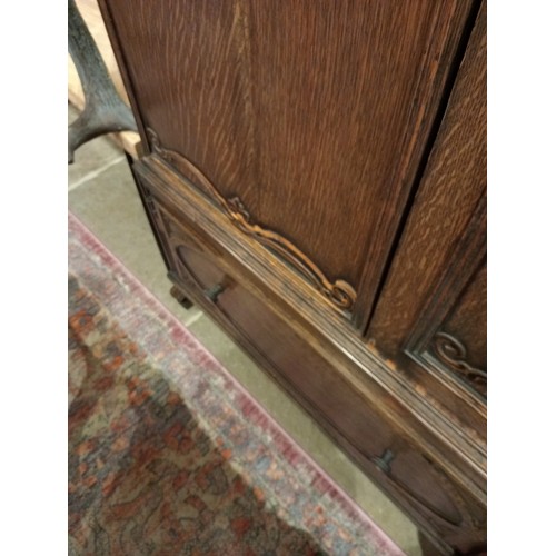 819 - An oak and chinoiserie five piece bedroom suite, circa 1920, comprising wardrobe, double bed, washst... 