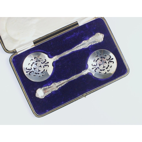 70 - A cased pair of George V silver tomato servers, Daniel and Arter, Birmingham 1922, with pierced bowl... 