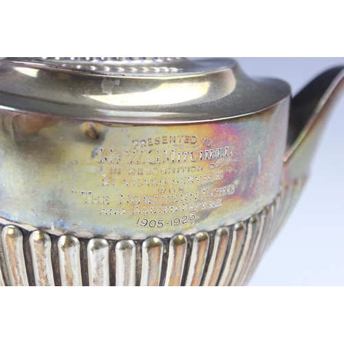 83 - An Edwardian silver tea service, Goldsmiths and Silversmiths Ltd, London and Sheffield 1925, compris... 