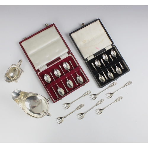 89 - A selection of silver items, including a George V silver sauce boat, J B Chatterley & Sons Ltd, Lond... 