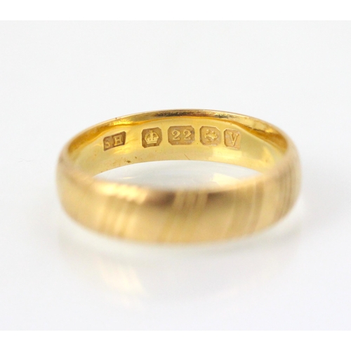 111 - An engraved 22ct yellow gold wedding band, with striped decoration, stamped 'SH' Birmingham, possibl... 