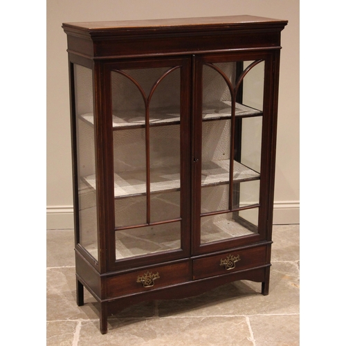 738 - An Edwardian mahogany display cabinet, the crossbanded frieze over a pair of a arcaded astragal glaz... 