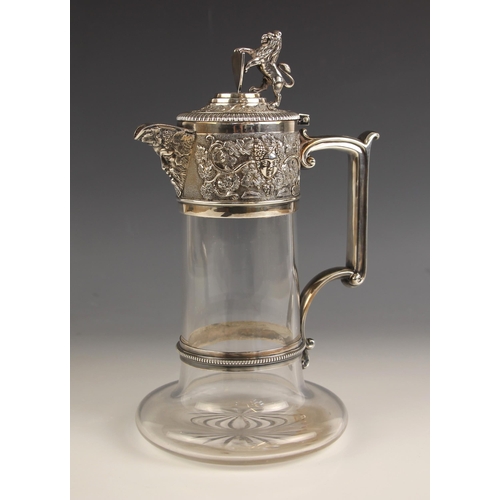 63 - An Elkington and Co silver plate mounted claret jug, the cast rampant lion thumbpiece with vacant ca... 