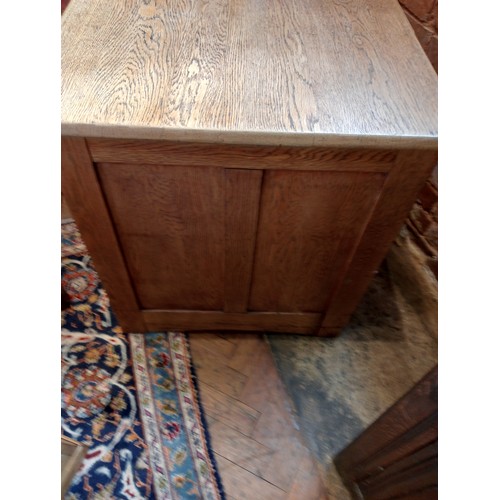 751 - A George V honey oak kneehole desk, with an arched kneehole recess and bank of four graduated drawer... 