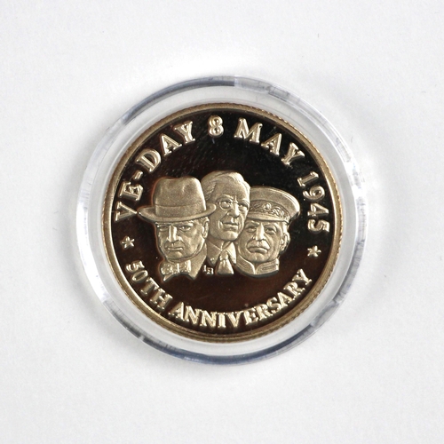 21 - Elizabeth II (1952-2022), VE Day 50th Anniversary gold coin, 1995, 14 carat gold, Turks and Caicos I... 