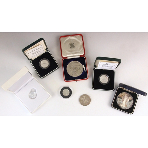 165 - British silver coinage, 19th/20th century, comprising a Victoria 1887 silver Sovereign, 1893 Old hea... 