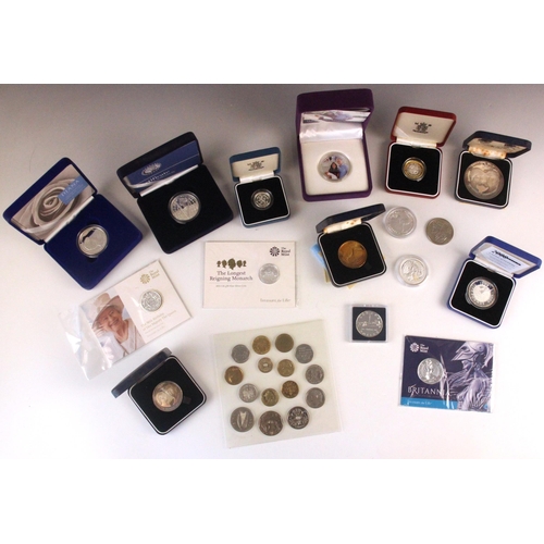 167 - A collection of British commemorative coins, including silver proof £2 coin, £20 silver coins, silve... 