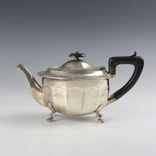 116 - A George VI silver teapot, Viner's Ltd, Sheffield 1946, the flared rim above a faceted body, upon fo... 