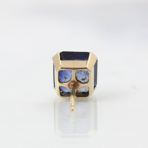 256 - A yellow metal mounted untested sapphire earring, the emerald cut stone within four claw setting, wi... 