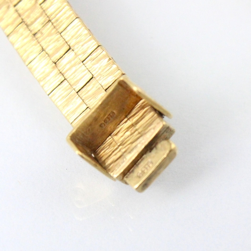 304 - A 9ct yellow gold necklace, the textured links leading to two arrow shaped terminals within plain po... 