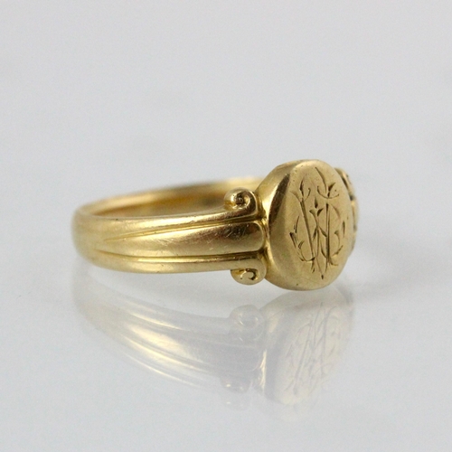 318 - An early 20th century 18ct yellow gold signet ring, the oval head engraved with monogram leading to ... 