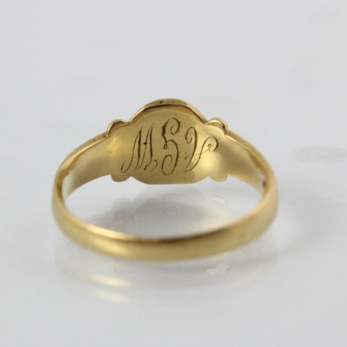 318 - An early 20th century 18ct yellow gold signet ring, the oval head engraved with monogram leading to ... 