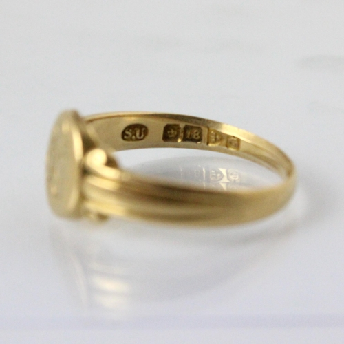 318 - An early 20th century 18ct yellow gold signet ring, the oval head engraved with monogram leading to ... 