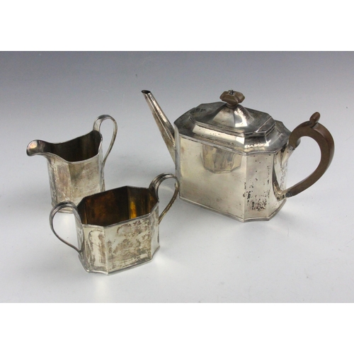 48 - A George V silver part tea service, Thomas Bradbury & Sons Ltd, Sheffield 1913, comprising a teapot ... 