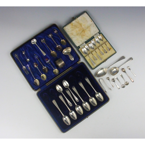 65 - A selection of silver and silver coloured items, including a cased set of George V silver teaspoons,... 