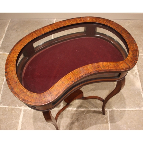 1034 - An Edwardian satinwood kidney shaped bijouterie table, the hinged cover frame inlaid with trailing f... 