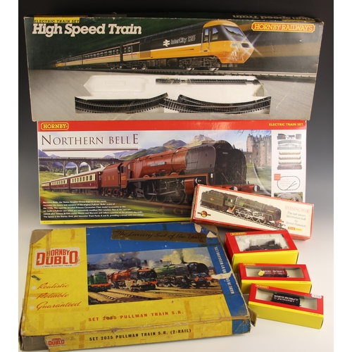 750 - A quantity of OO gauge model railway equipment, to include a Tri-ang Hornby R.861 BR 2-10-0 locomoti... 