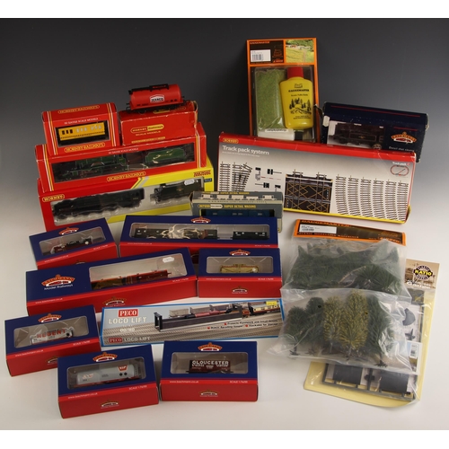 750 - A quantity of OO gauge model railway equipment, to include a Tri-ang Hornby R.861 BR 2-10-0 locomoti... 