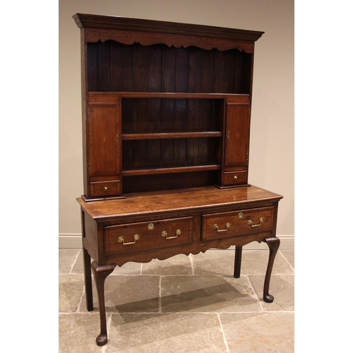 946 - George III style oak dresser, 20th century, the moulded cornice over a wavy frieze and three shelves... 