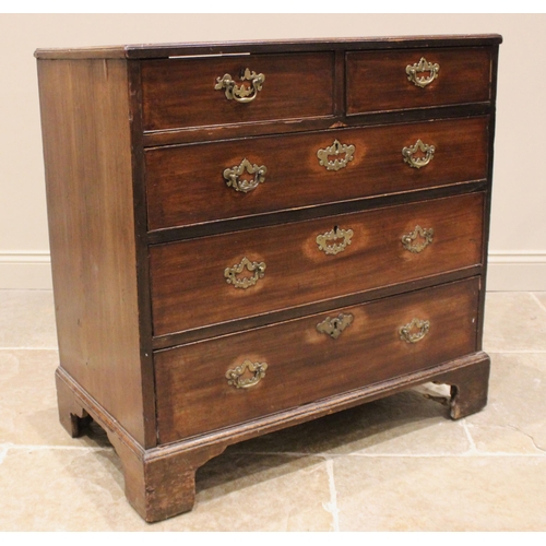 923 - A George III mahogany chest of drawers, formed with two short over three long graduated drawers, oak... 