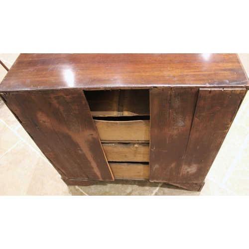 923 - A George III mahogany chest of drawers, formed with two short over three long graduated drawers, oak... 