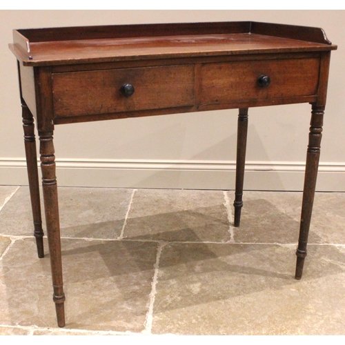 927 - A George III mahogany tray top side table/dressing table, the rectangular top with a three quarter g... 