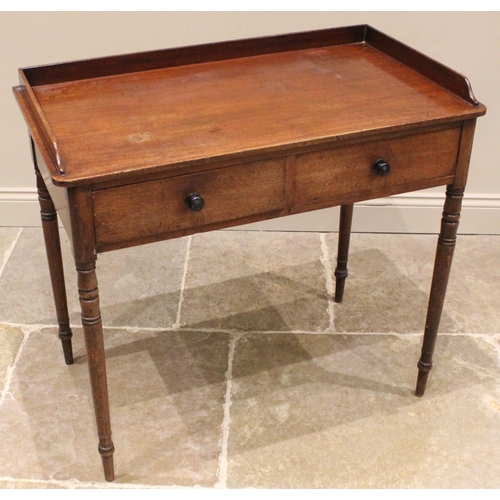 927 - A George III mahogany tray top side table/dressing table, the rectangular top with a three quarter g... 