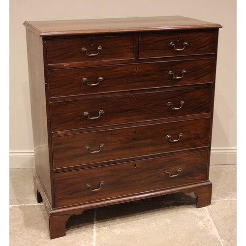 924 - A George III mahogany chest of drawers, formed with two short over four graduated long, cock beaded ... 