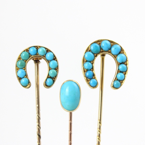 111 - An early 20th century turquoise set stick pin, the horse shoe shaped stick pin with eleven graduated... 