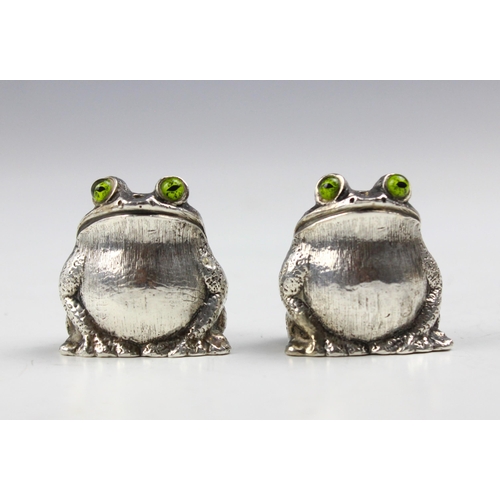 2 - A set of novelty silver salt and pepper pots, 'WW' Birmingham 2000, each designed as a seated frog w... 