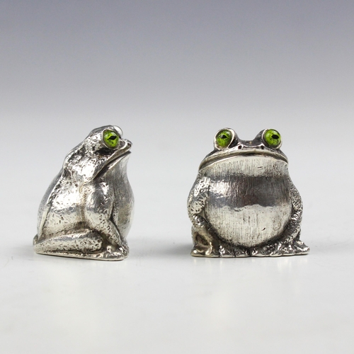 2 - A set of novelty silver salt and pepper pots, 'WW' Birmingham 2000, each designed as a seated frog w... 