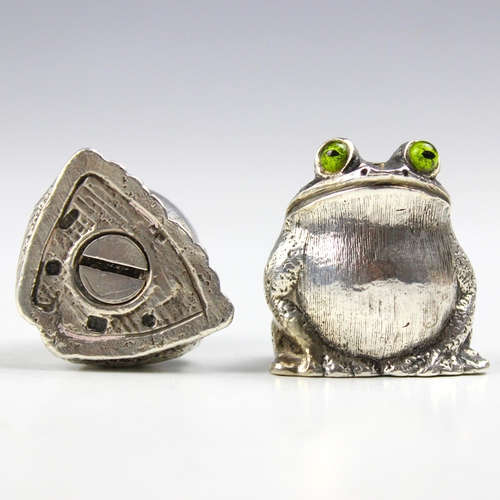 2 - A set of novelty silver salt and pepper pots, 'WW' Birmingham 2000, each designed as a seated frog w... 