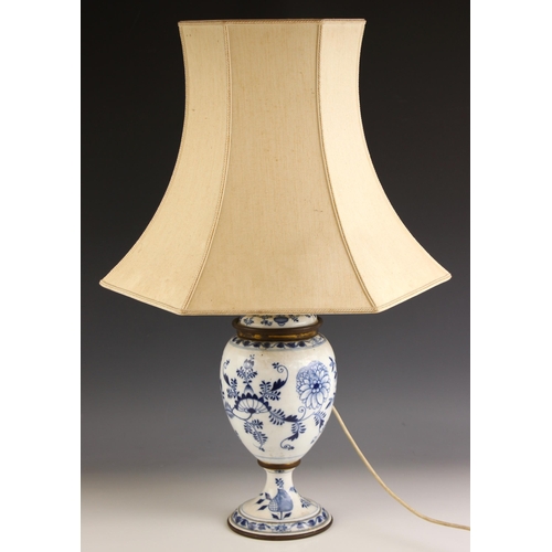 258 - A Meissen porcelain Onion pattern blue and white lamp base, of baluster form with removable cover an... 