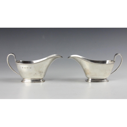 28 - A pair of silver sauce boats, Travis Wilson and Co Ltd, Chester 1962, the gadroon rim above plain po... 