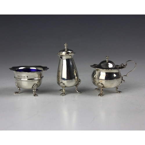 44 - An Edwardian silver two-piece condiment set, Lee & Wigfull, Sheffield 1906, comprising pepperette an... 