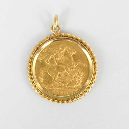 124 - A George V mounted full sovereign, dated 1908, within yellow metal rope twist border, 9gms