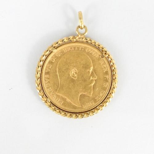 124 - A George V mounted full sovereign, dated 1908, within yellow metal rope twist border, 9gms