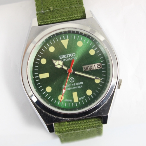 139 - A Seiko Automatic Submariner wristwatch, the circular green dial with arrow and dot markers, date/da... 