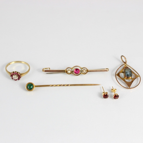 167 - A selection of jewellery, including a pink paste and seed pearl set bar brooch, stamped ‘9ct’ 5.3cm ... 