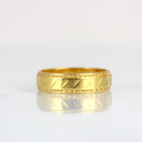 170 - A 22ct yellow gold wedding band, with engraved detail, stamped 'CG&S' Birmingham 1991, ring size I 1... 