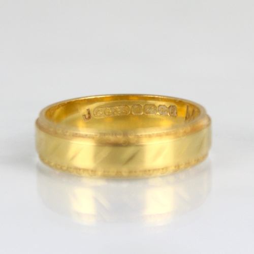 170 - A 22ct yellow gold wedding band, with engraved detail, stamped 'CG&S' Birmingham 1991, ring size I 1... 