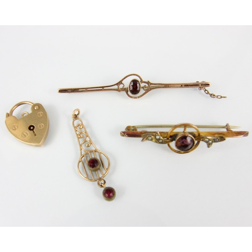 214 - A selection of jewellery, including a 9ct yellow gold heart shaped padlock, stamped ‘LC’ 2cm long, a... 