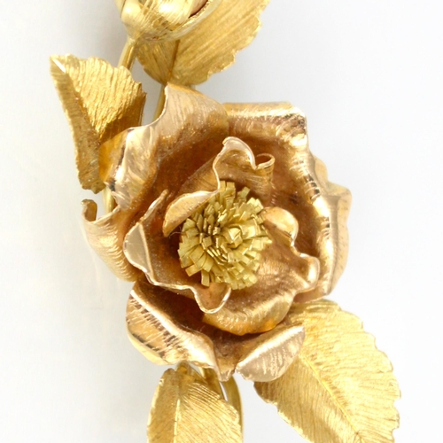 276 - An 18ct yellow gold floral spray brooch, the flowerhead and bud designed brooch of two tone design w... 