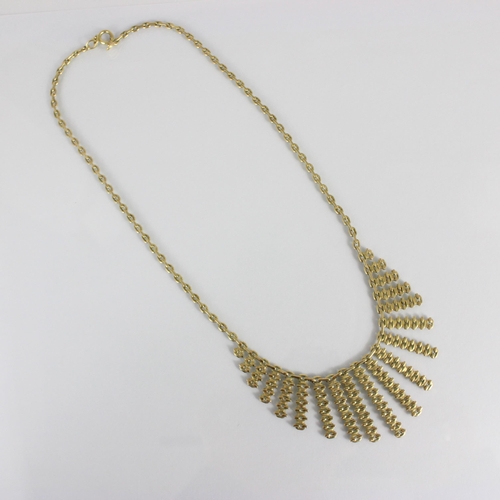 316 - A 9ct yellow gold fringe necklace, the nineteen graduated fringe panels upon a flat trace link chain... 