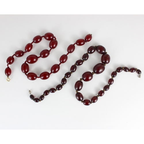 343 - A cherry coloured ‘amber’ graduated bead necklace, the twenty eight graduated beads with screw fitti... 