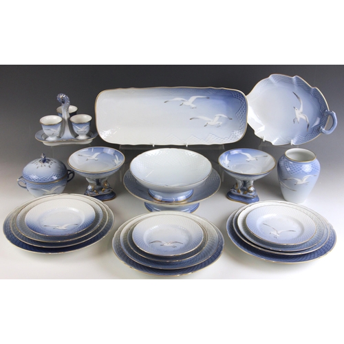 560 - An extensive Bing & Grondahl Copenhagen porcelain part dinner service in the 'Seagull' pattern, comp... 