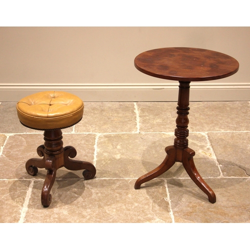 782 - A 19th century mahogany tripod table, the circular top upon a cup and baluster turned pedestal, exte... 