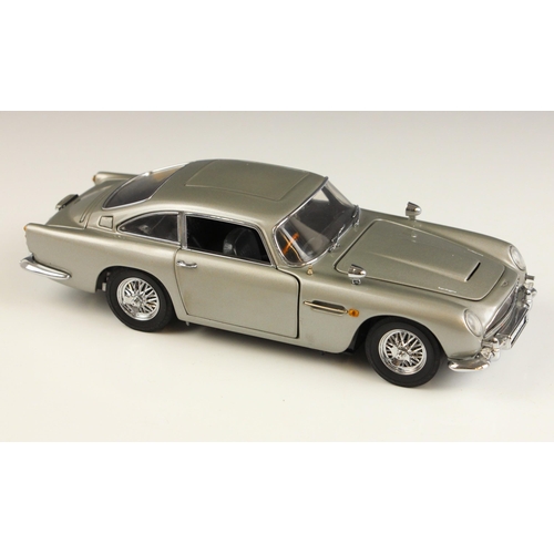 616 - A Danbury Mint 1:24 scale James Bond 007 Aston Martin DB5, 19cm long, in original packaging, with ce... 