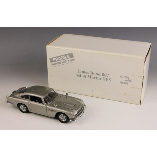 616 - A Danbury Mint 1:24 scale James Bond 007 Aston Martin DB5, 19cm long, in original packaging, with ce... 