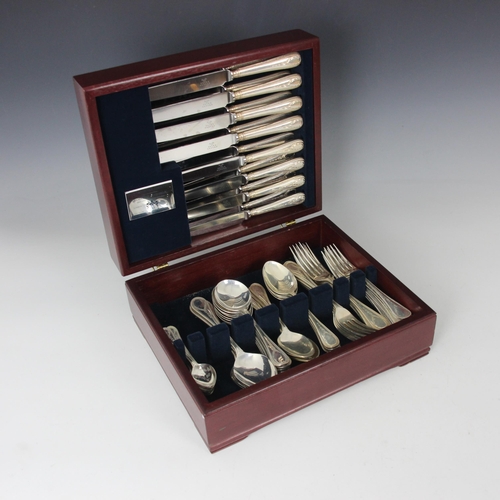 77 - A canteen of Hester Bateman pattern silver flatware, Payne and Son, Sheffield 1994, the eight piece ... 